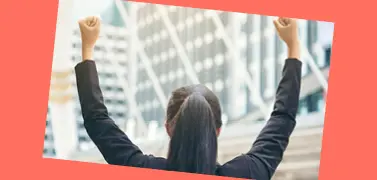 Une femme qui applaudit, les mains en l'air