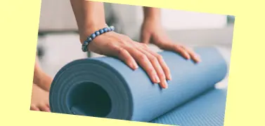 Enrouler un tapis de yoga