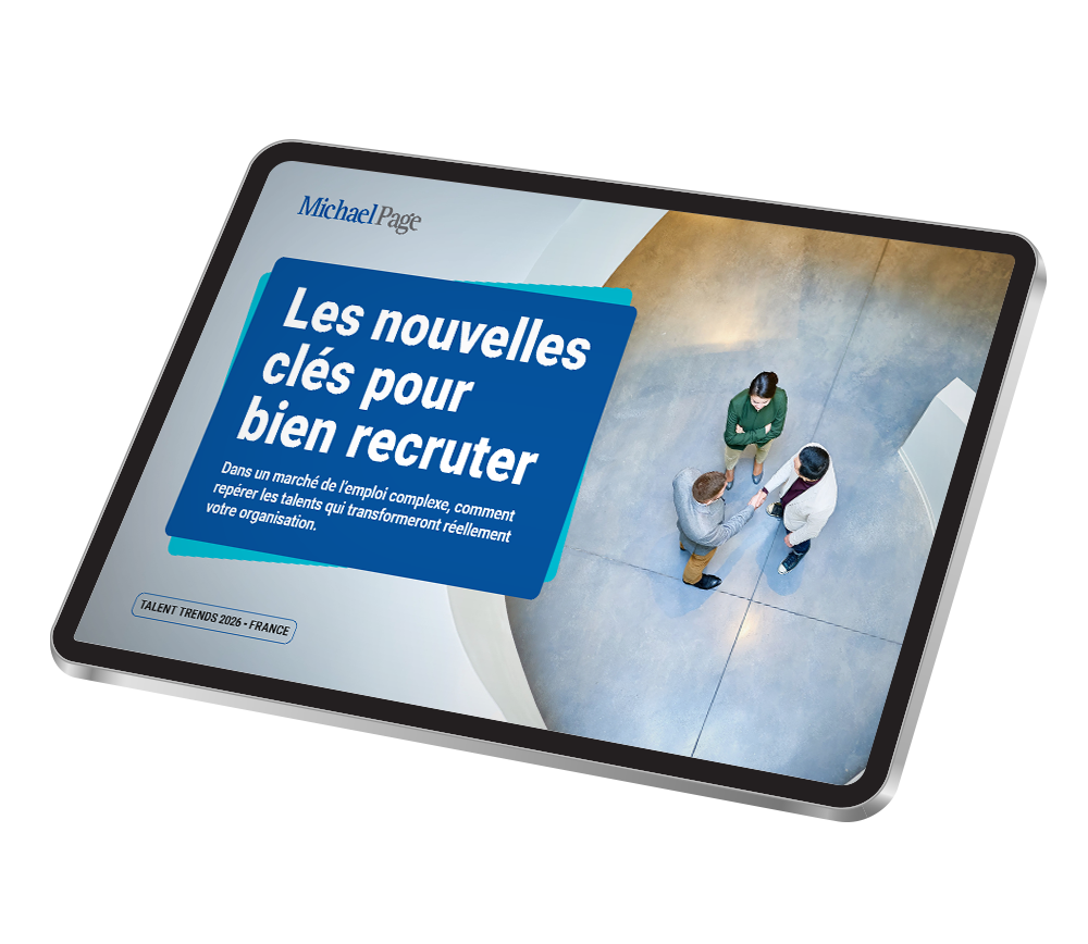 Image supplémentaire sur les tendances en matière de talents à l'horizon 2026, représentant une tablette et un groupe de personnes en tenue professionnelle