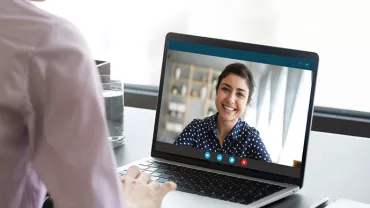 Personne en appel vidéo sur un ordinateur portable.