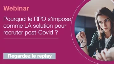 Personnes regardant un écran lors d'un webinar sur le recrutement.