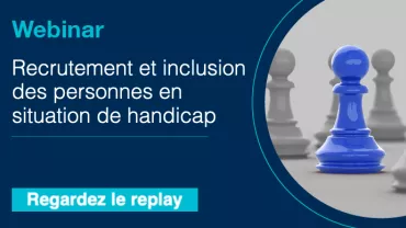 Webinar sur le recrutement et inclusion, texte en bleu avec une pièce d'échecs bleue au premier plan.