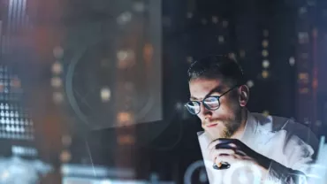 Personne travaillant sur un ordinateur avec des graphiques de données.