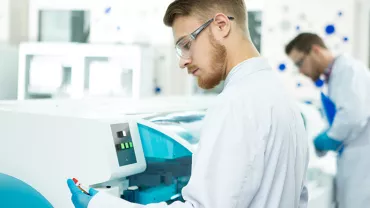 Scientifiques travaillant dans un laboratoire avec des équipements de haute technologie.