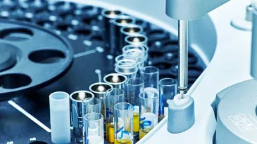 Échantillons dans un analyseur de laboratoire.
