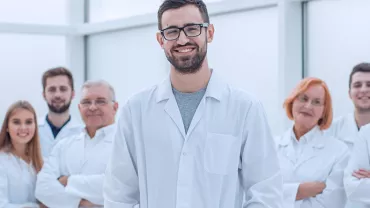 Équipe de chercheurs en laboratoire portant des blouses blanches.