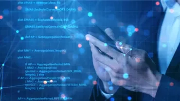Personne utilisant un smartphone avec des éléments numériques en arrière-plan.