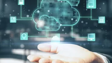 Main tenant une illustration de cloud computing avec icônes connectées.