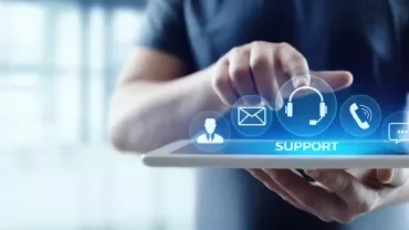Personne utilisant une tablette pour accéder au support technique.