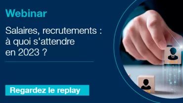 Webinar sur les salaires et recrutements 2023, main tenant un cube.