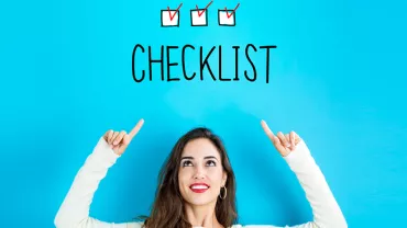 Personne pointant vers une checklist sur fond bleu.