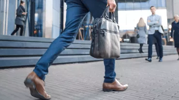 Personne marchant avec un sac à main dans la rue.