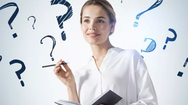 Personne réfléchissant avec des points d'interrogation autour.