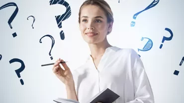 Personne réfléchissant avec des points d'interrogation autour.