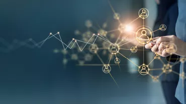 Personne utilisant un smartphone avec des icônes de connexion en réseau.
