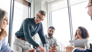 Réunion d'affaires dans un bureau moderne.
