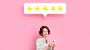 Personne lisant un message de cinq étoiles sur un téléphone.