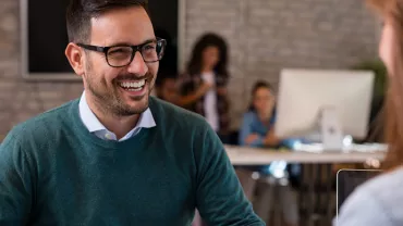 Personne souriante dans un bureau moderne.