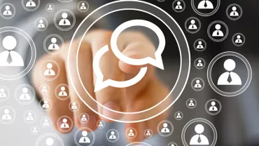 Main qui touche un écran avec des icônes de communication.