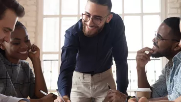 Groupe de collègues travaillant ensemble autour d'une table.
