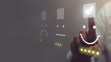 Main montre une icône sourire avec cinq étoiles.