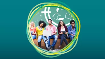 Groupe de personnes assises avec des appareils électroniques.