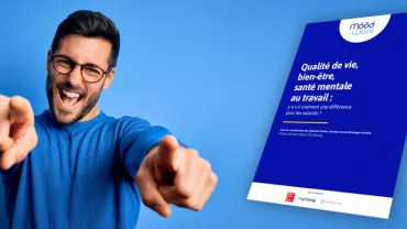 Personne souriante pointant vers l'avant avec une affiche Moodwork à droite.