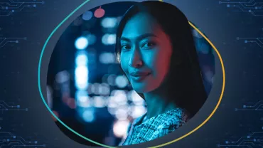 Personne regardant la caméra, arrière-plan flou et luminescent.