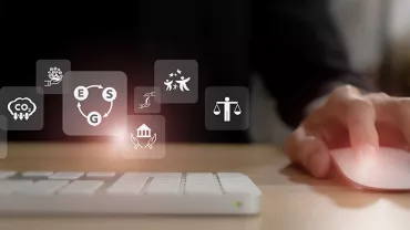 Main sur une souris avec icônes de développement durable et justice.
