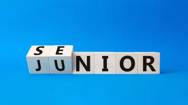 Cubes épelant 'SE' et 'JUNIOR' sur fond bleu