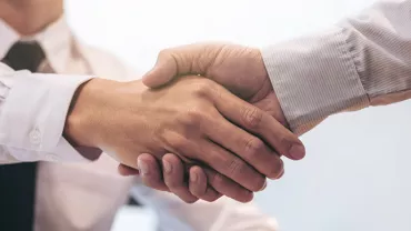 Poignée de main entre deux personnes en chemise