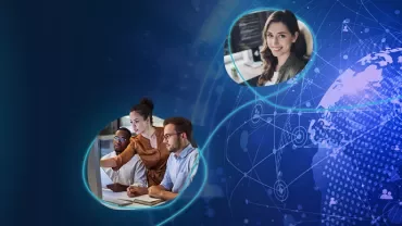 Collaborateurs travaillant ensemble sur un ordinateur