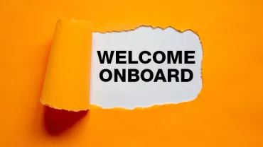 Texte 'Welcome Onboard' sur fond orange avec coin déchiré.