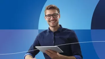 Homme sur sa tablette