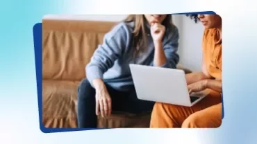 Carreau promotionnel tiré de Talent Trends 2026 représentant deux femmes pointant du doigt un écran d'ordinateur