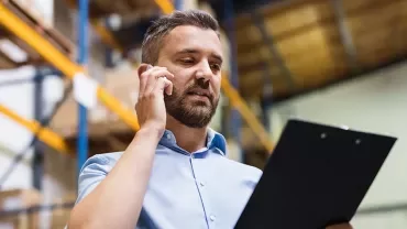 Agent de transit au téléphone