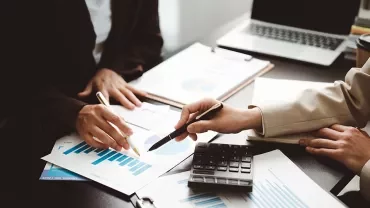 Professionnel analysant des tableaux de stocks