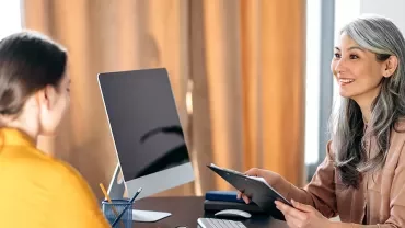 Assistante RH dans son bureau