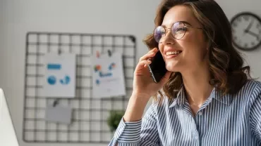 Assistante accueillante au téléphone