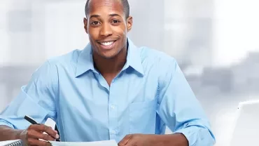 Homme rofessionnel utilisant son pc dans un open space 