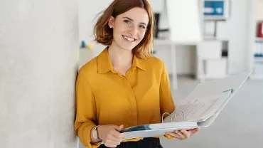 Femme élégante en discussion avec un dirigeant ou organisant des dossiers en salle de réunion