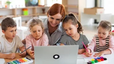 Directrice de crèche avec des jeunes enfants