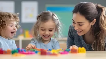 Educatrice animant une activité ludique avec des enfants