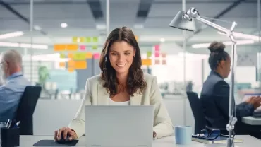 Professionnel utilisant son pc dans un open space