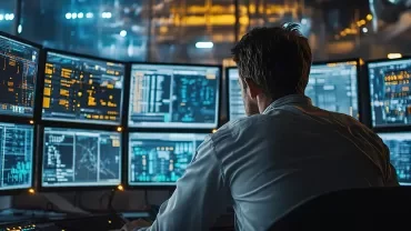 Ingénieur IT en salle serveurs ou devant écrans de code, ambiance technique et moderne