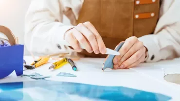 Professionnel(le) planifiant ou réorganisant son travail de manière créative. 