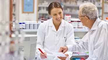 Pharmacienne en discussion avec un patient
