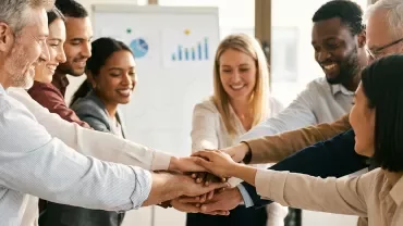 Manager bienveillant en réunion d'équipe, ambiance collaborative et positive 