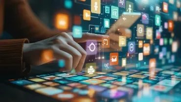 Jeune professionnel(le) créatif sur smartphone et laptop, ambiance studio ou open space moderne
