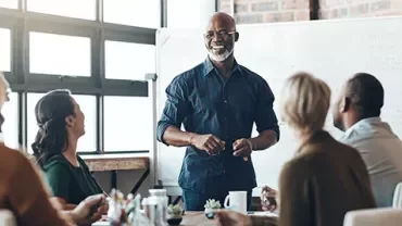 Un manager leader qui parle devant ses équipes